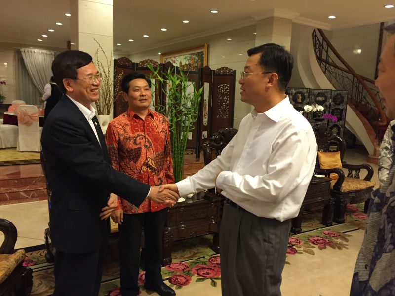 谢峰会见何传添亲切会谈,高度肯定活动对中印文化交流的积极作用