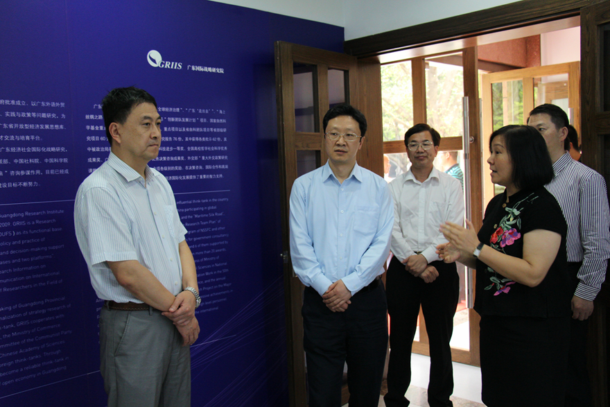 教育部社科司副司长徐青森一行参观战略研究院